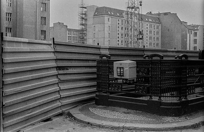 Framed Print : GDR, Berlin, 18. 03. 1989, entrance to Stadtmitte underground station