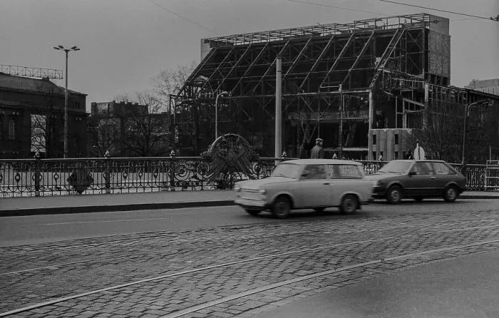 Framed Print : GDR, Berlin, 18. 04. 1985, demolition of the old Friedrichstadtpalast on the river Spree