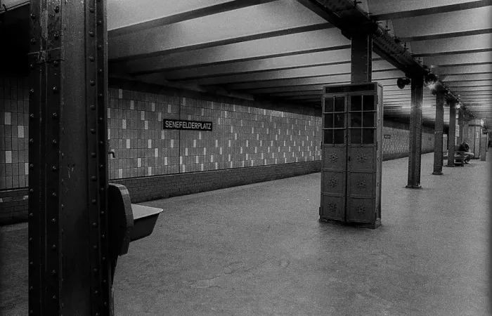 Framed Print : GDR, Berlin, 19.03.1989, Senefelderplatz underground station Washbasin and fire brigade cupboard