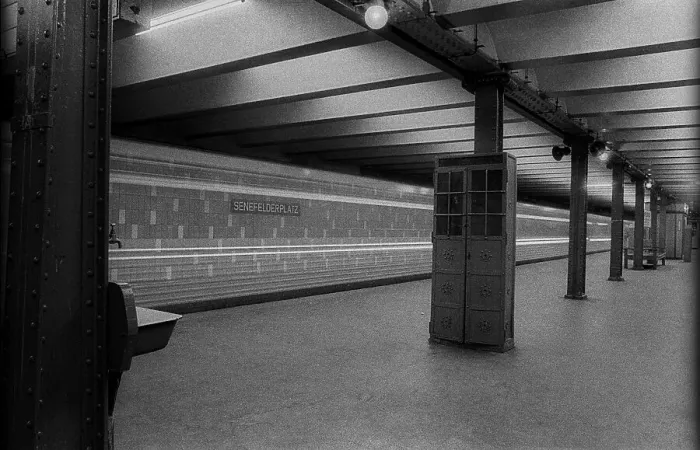 Framed Print : GDR, Berlin, 19.03.1989, Senefelderplatz underground station Washbasin and fire brigade cupboard