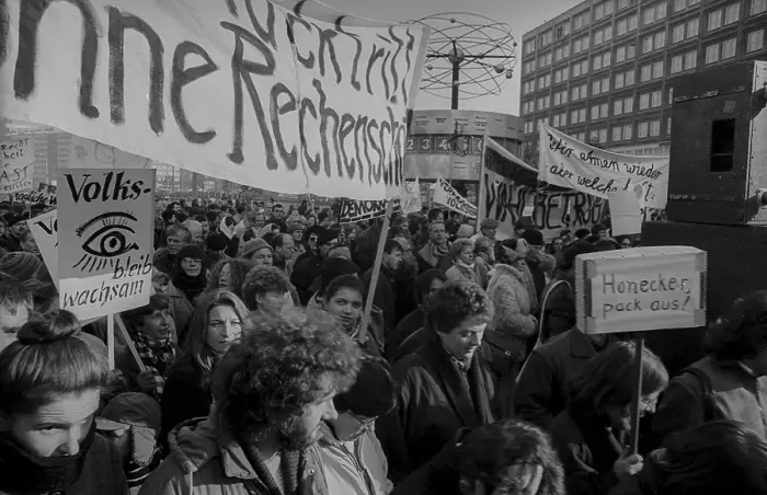 Framed Print : GDR, Berlin, 19.11.1989, Demo on 19 November 89: Honecker unpack!