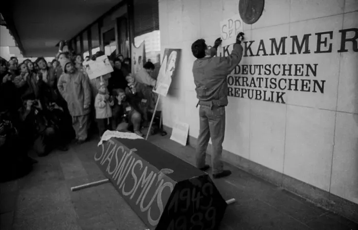 Framed Print : GDR, Berlin, 19.11.1989, demonstration on 19 November 89: in front of the Peoples Chamber Framed Print : GDR, Berlin, 19.11.1989, demonstration on 19 November 89: in front of the Peoples Chamber