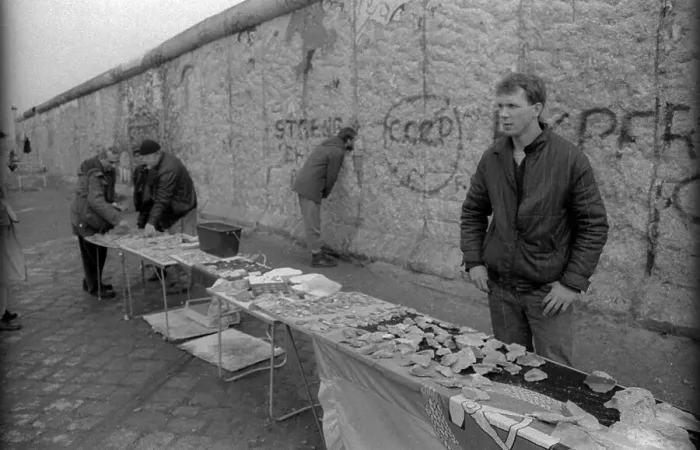 Framed Print : GDR, Berlin, 20.02.1990, Wall at Potsdamer Platz