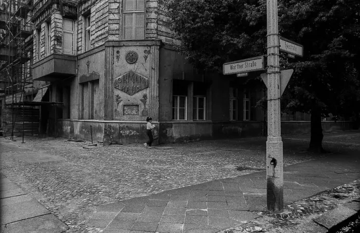 Framed Print : GDR, Berlin, 20.7.1988, Lohmann House in Woerther Strasse
