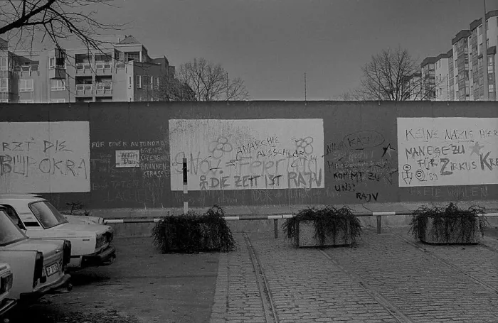 Framed Print : GDR, Berlin, 21.11.1989, Brunnenstrasse still ends at the Wall to Wedding Framed Print : GDR, Berlin, 21.11.1989, Brunnenstrasse still ends at the Wall to Wedding