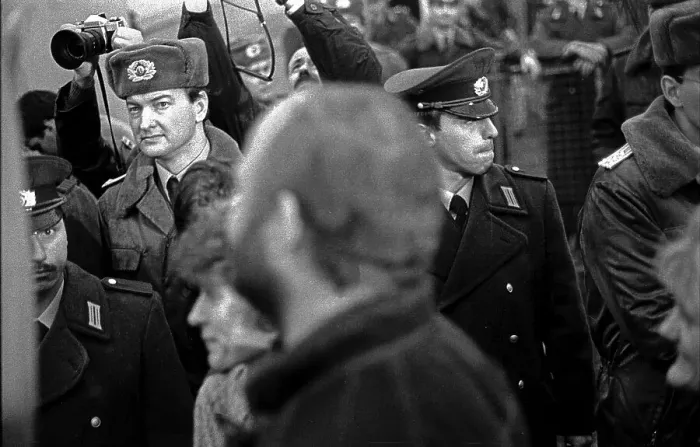 Framed Print : GDR, Berlin, 22. 12. 1989, opening of the Brandenburg Gate (at the Brandenburg Gate the Wall is opened)