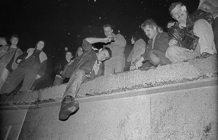 Framed Print : GDR, Berlin, 22. 12. 1989, opening of the Brandenburg Gate (the Wall is opened at the Brandenburg Gate)