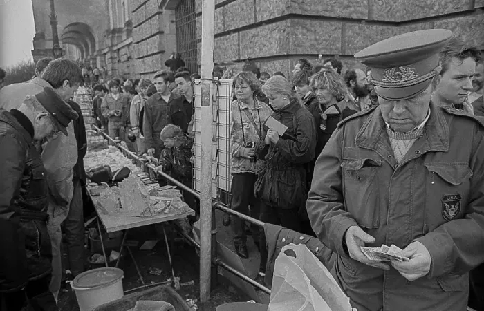 Framed Print : GDR, Berlin, 22.02.1990, Counting money