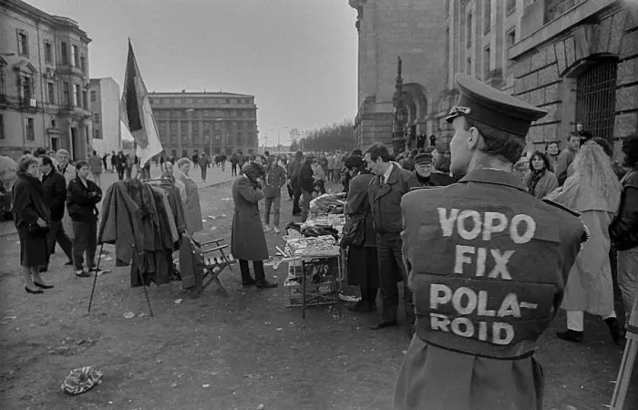 Framed Print : GDR, Berlin, 22.02.1990, Vopo Fix Framed Print : GDR, Berlin, 22.02.1990, Vopo Fix