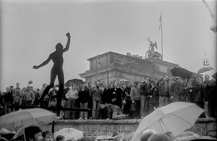 Framed Print : GDR, Berlin, 22.12.1989, opening of the Brandenburg Gate