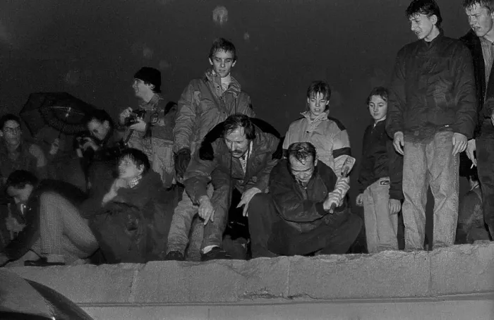 Framed Print : GDR, Berlin, 22.12.1989, opening of the Brandenburg Gate