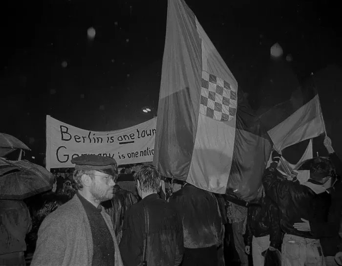 Framed Print : GDR, Berlin, 22.12.1989, opening of the Brandenburg Gate