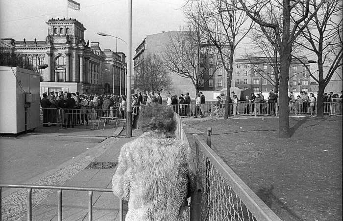 Framed Print : GDR, Berlin, 23. 02. 1990. Border crossing at the Reichstag building
