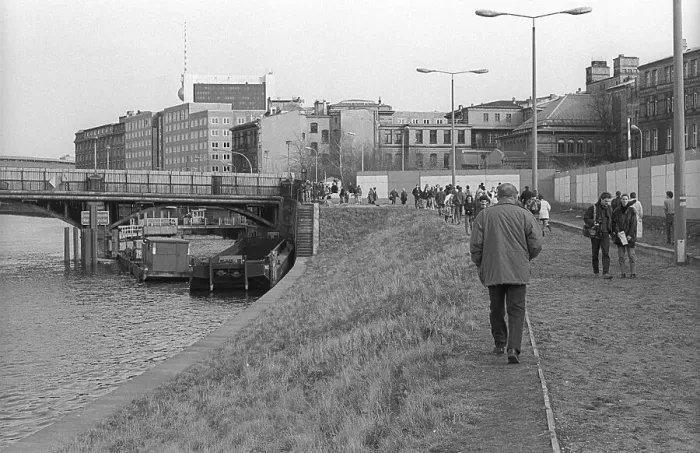 Framed Print : GDR, Berlin, 23. 02. 1990, Wall at the Marschall Bridge