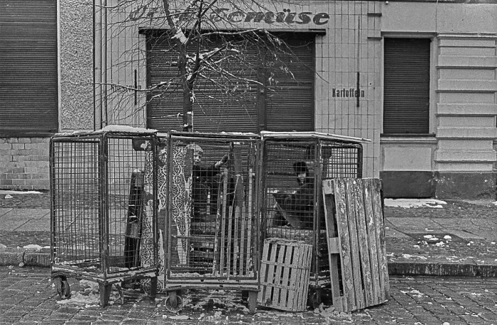 Framed Print : GDR, Berlin, 23. 11. 1988, playing children in Marienburger Strasse