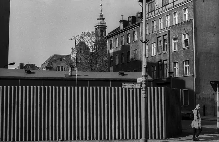 Framed Print : GDR, Berlin, 24. 04. 1989, Oranienburger Strasse Framed Print : GDR, Berlin, 24. 04. 1989, Oranienburger Strasse