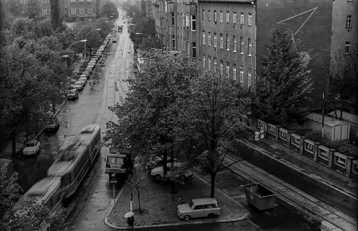 Framed Print : GDR, Berlin, 24. 04. 1989, view of Oranienburger Strasse right: construction site New Synagogue Framed Print : GDR, Berlin, 24. 04. 1989, view of Oranienburger Strasse right: construction site New Synagogue