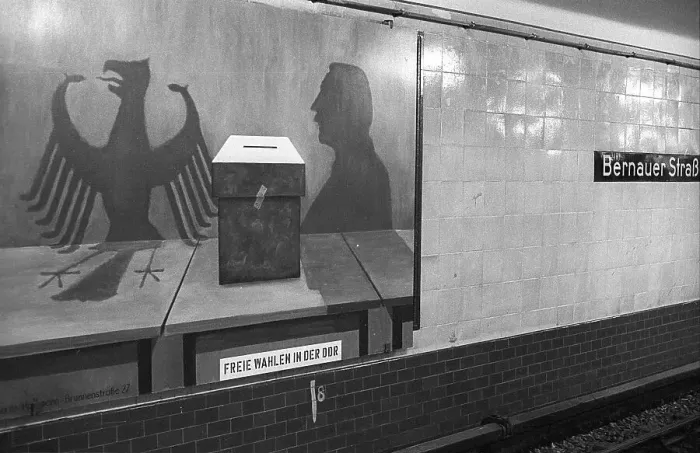 Framed Print : GDR, Berlin, 24. 04. 1990, art at the Bernauer Strasse underground station (art instead of advertising)