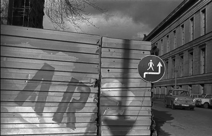 Framed Print : GDR, Berlin, 25. 03. 1989, artistically designed building fence