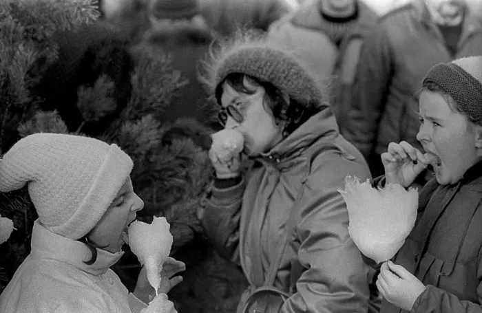 Framed Print : GDR, Berlin, 25. 11. 1988, mother