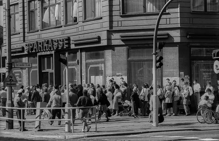 Framed Print : GDR, Berlin, 25 May 1990, queuing for applications for monetary union Framed Print : GDR, Berlin, 25 May 1990, queuing for applications for monetary union