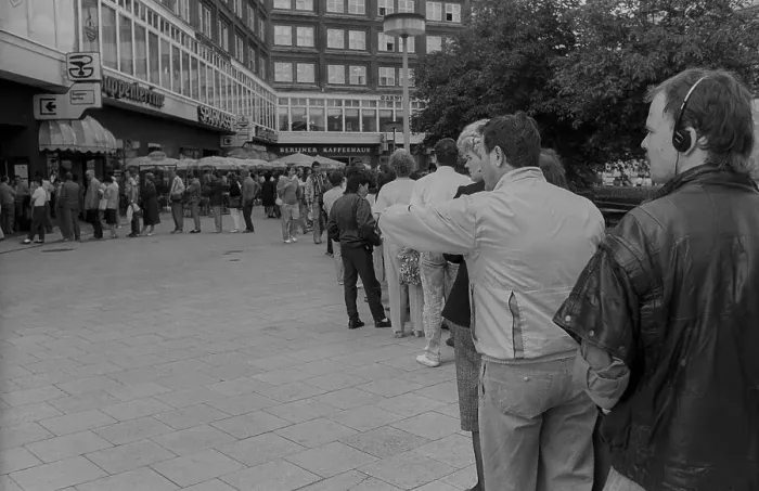 Framed Print : GDR, Berlin, 25 May 1990, queuing for applications for the monetary union Framed Print : GDR, Berlin, 25 May 1990, queuing for applications for the monetary union