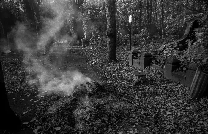 Framed Print : GDR, Berlin, 25.10.1987, Jewish cemetery Weissensee