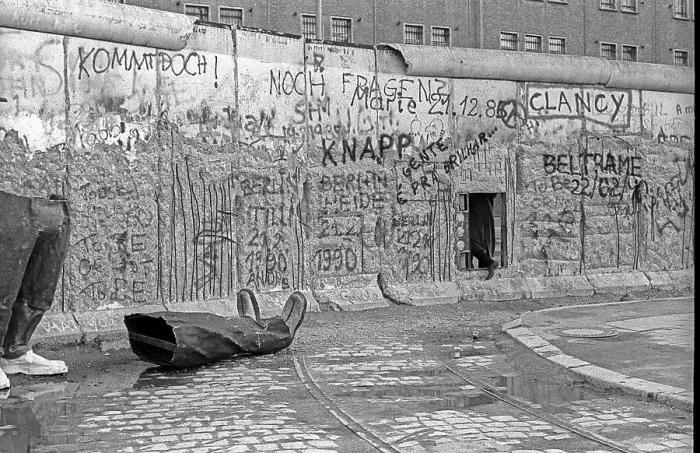 Framed Print : GDR, Berlin, 26. 02. 1990, Wall at Potsdamer Platz Framed Print : GDR, Berlin, 26. 02. 1990, Wall at Potsdamer Platz