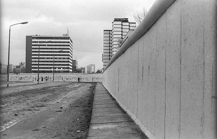 Framed Print : GDR, Berlin, 26. 02. 1990, Wall Stresemannstrasse