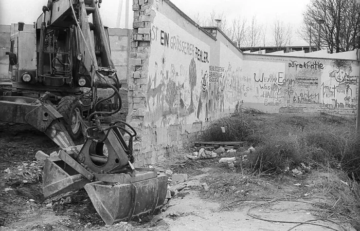 Framed Print : GDR, Berlin, 26 February 1990, demolition of the Wall in Eberswalder Strasse (Bernauer Strasse) Framed Print : GDR, Berlin, 26 February 1990, demolition of the Wall in Eberswalder Strasse (Bernauer Strasse)