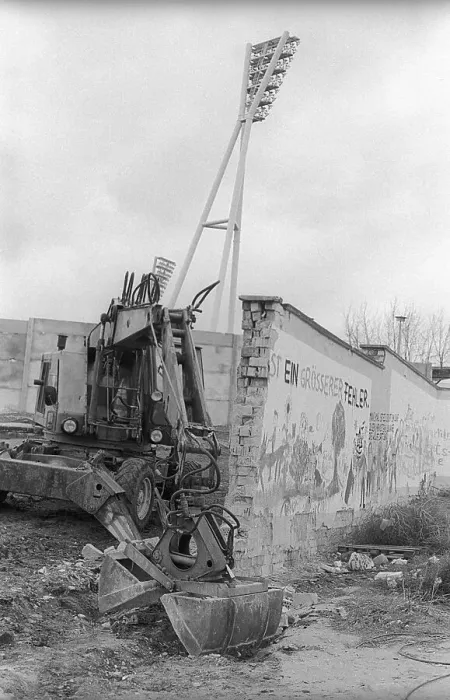 Framed Print : GDR, Berlin, 26 February 1990, demolition of the Wall in Eberswalder Strasse (Bernauer Strasse)