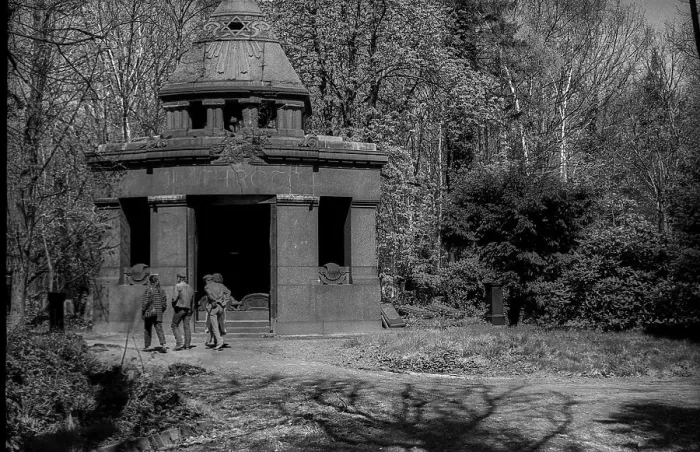 Framed Print : GDR, Berlin, 27.04.1987, Jewish cemetery Weissensee Framed Print : GDR, Berlin, 27.04.1987, Jewish cemetery Weissensee