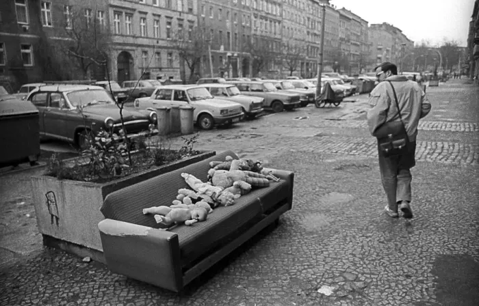 Framed Print : GDR, Berlin, 28. 01. 1990, sofa with dolls and teddy bears Framed Print : GDR, Berlin, 28. 01. 1990, sofa with dolls and teddy bears