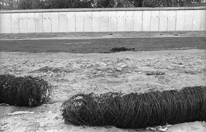 Framed Print : GDR, Berlin, 28. 04. 1990, Wall at the old goods station site (Gleim tunnel) Framed Print : GDR, Berlin, 28. 04. 1990, Wall at the old goods station site (Gleim tunnel)