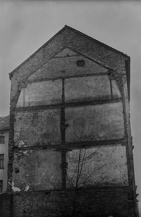 Framed Print : GDR, Berlin, 28. 08. 1981, gables (ruins) in Auguststrasse
