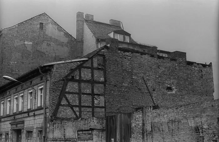 Framed Print : GDR, Berlin, 28. 08. 1981, gables (ruins) in Auguststrasse
