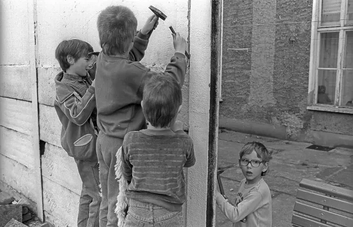 Framed Print : GDR, Berlin, 28 April 1990, children on the Wall strip between the walls on Bernauer Strasse