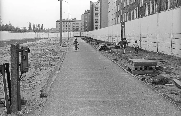 Framed Print : GDR, Berlin, 28 April 1990, children on the Wall strip between the walls on Bernauer Strasse