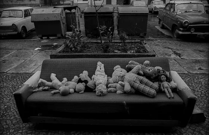 Framed Print : GDR, Berlin, 28.01.1990, dolls on a sofa in Oderberger Strasse