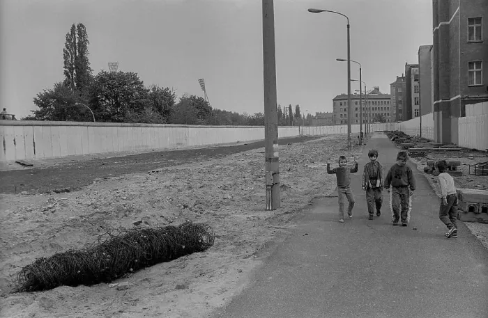 Framed Print : GDR, Berlin, 28.04.1990, Children playing between the walls on Bernauer Strasse (Wolliner Str)