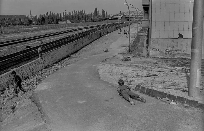 Framed Print : GDR, Berlin, 28.04.1990, children at the Wall on Norwegerstrasse