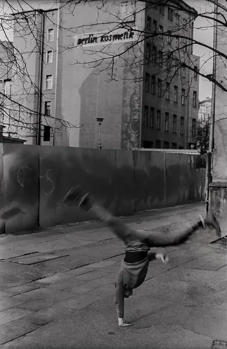 Framed Print : GDR, Berlin, 29. 3. 1988, Handstand Framed Print : GDR, Berlin, 29. 3. 1988, Handstand