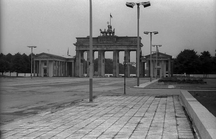 Framed Print : GDR, Berlin, 29. 6. 1987, View to the Brandenburg Gate