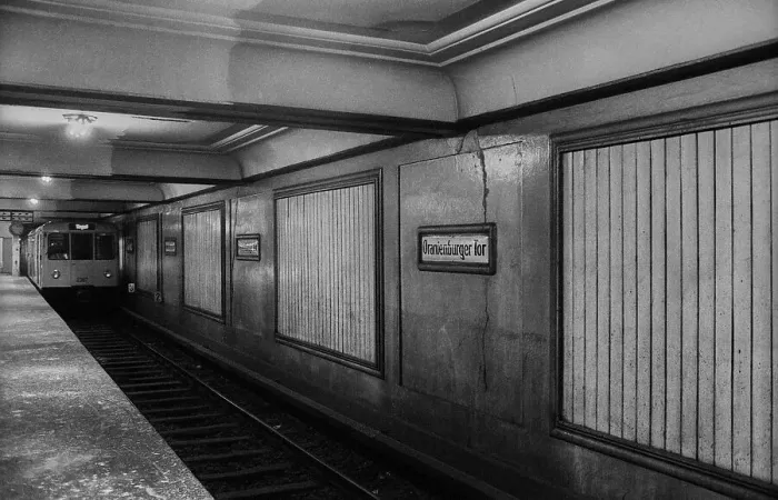 Framed Print : GDR, Berlin, 29 May 1990, Oranienburger Tor underground station (U6)