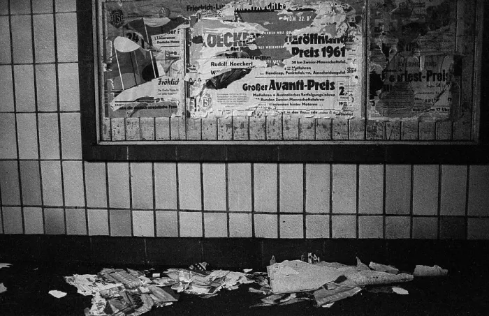 Framed Print : GDR, Berlin, 29 May 1990, Stadtmitte underground station (now U6) Framed Print : GDR, Berlin, 29 May 1990, Stadtmitte underground station (now U6)