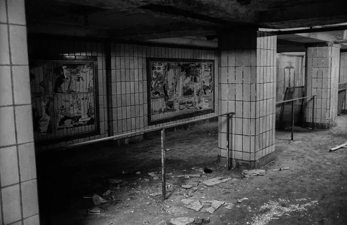 Framed Print : GDR, Berlin, 29 May 1990, Stadtmitte underground station (now U6)