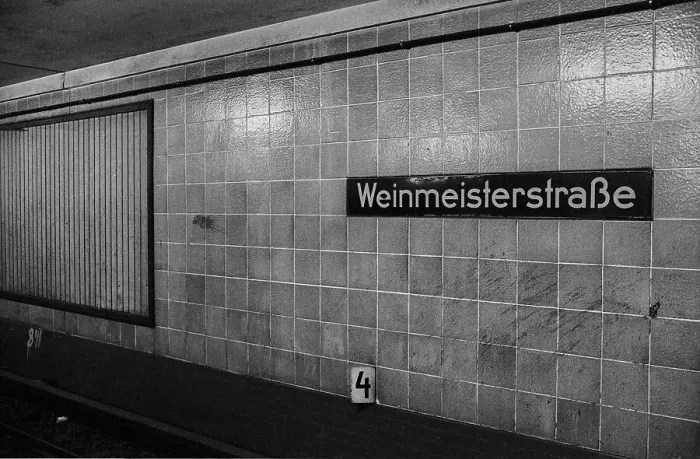 Framed Print : GDR, Berlin, 29 May 1990, Weinmeisterstrasse underground station (U8)