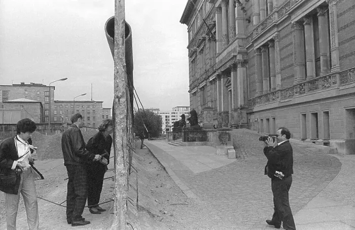 Framed Print : GDR, Berlin, 30. 04. 1990, Wall at the Gropiusbau