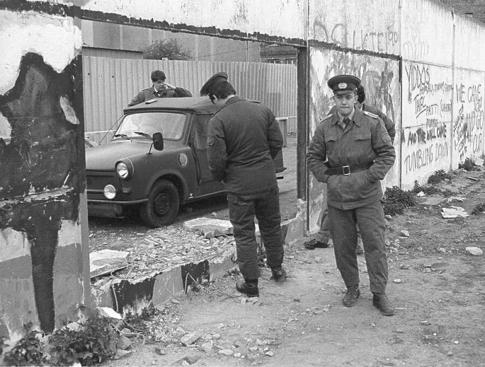 Framed Print : GDR, Berlin, 30. 04. 1990, Wall at Gropiusbau Framed Print : GDR, Berlin, 30. 04. 1990, Wall at Gropiusbau