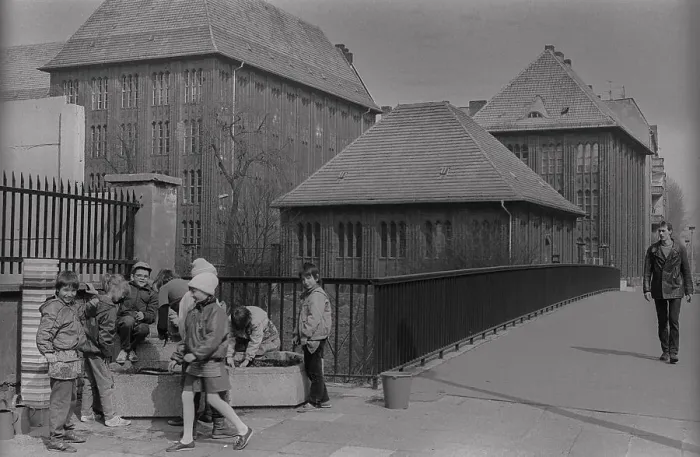 Framed Print : GDR, Berlin, 30. 3. 1988, School in Dunckerstrasse Framed Print : GDR, Berlin, 30. 3. 1988, School in Dunckerstrasse